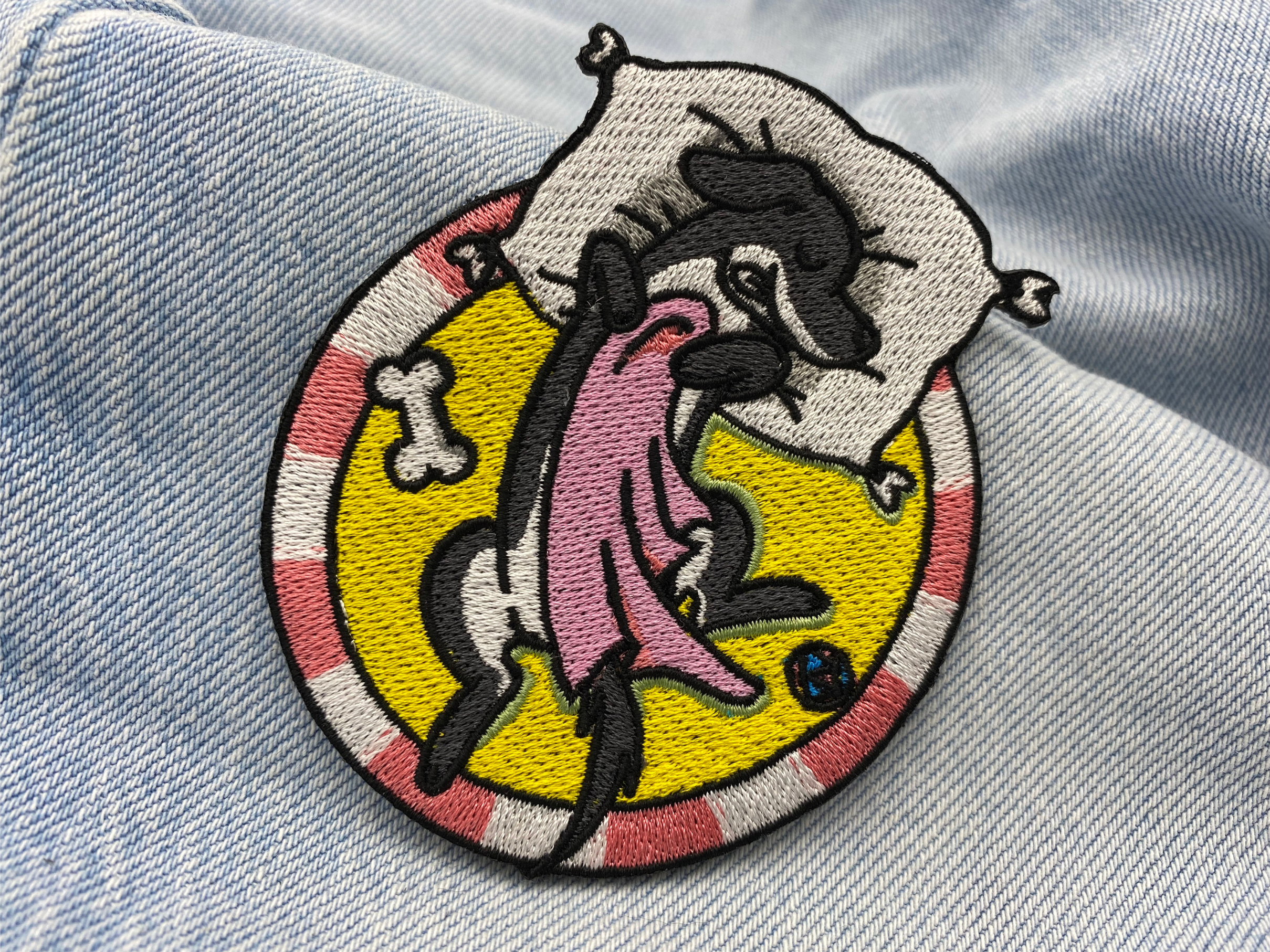 Schlafender Hund Patch auf hellblauer Jeans