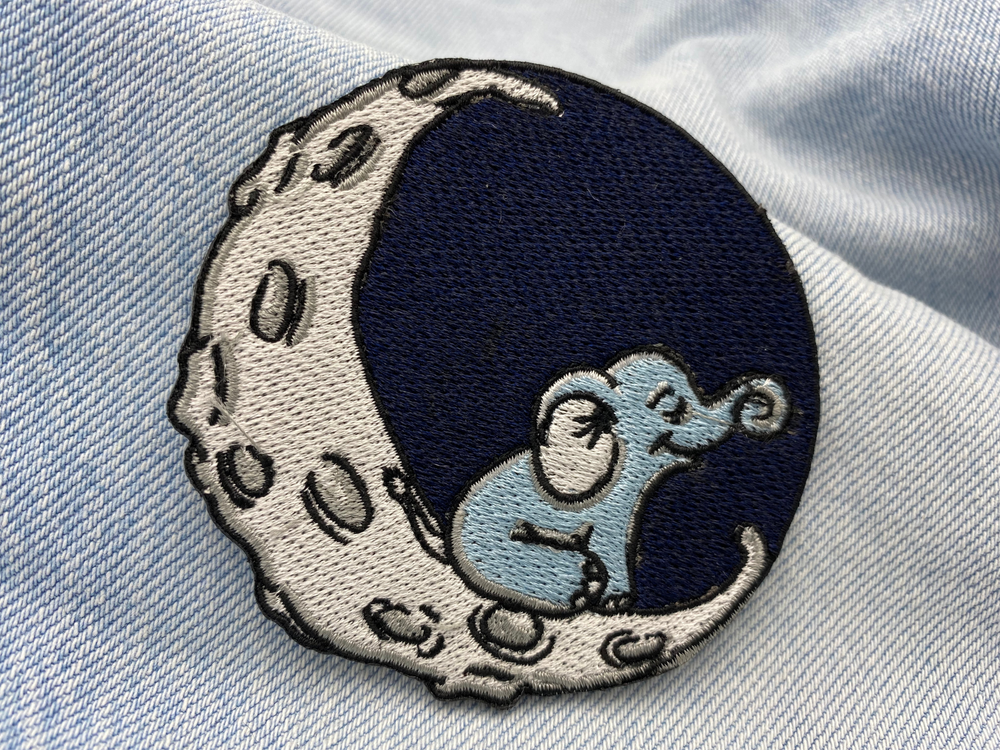 Elefant auf dem Mond Patch auf hellblauer Jeans