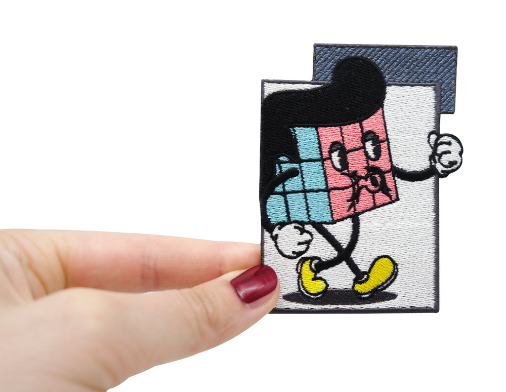Frauenhand hält den 3D Würfel Patch