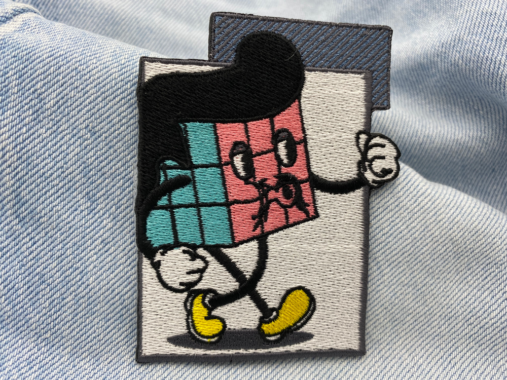 Würfel Patch auf hellblauer Jeans