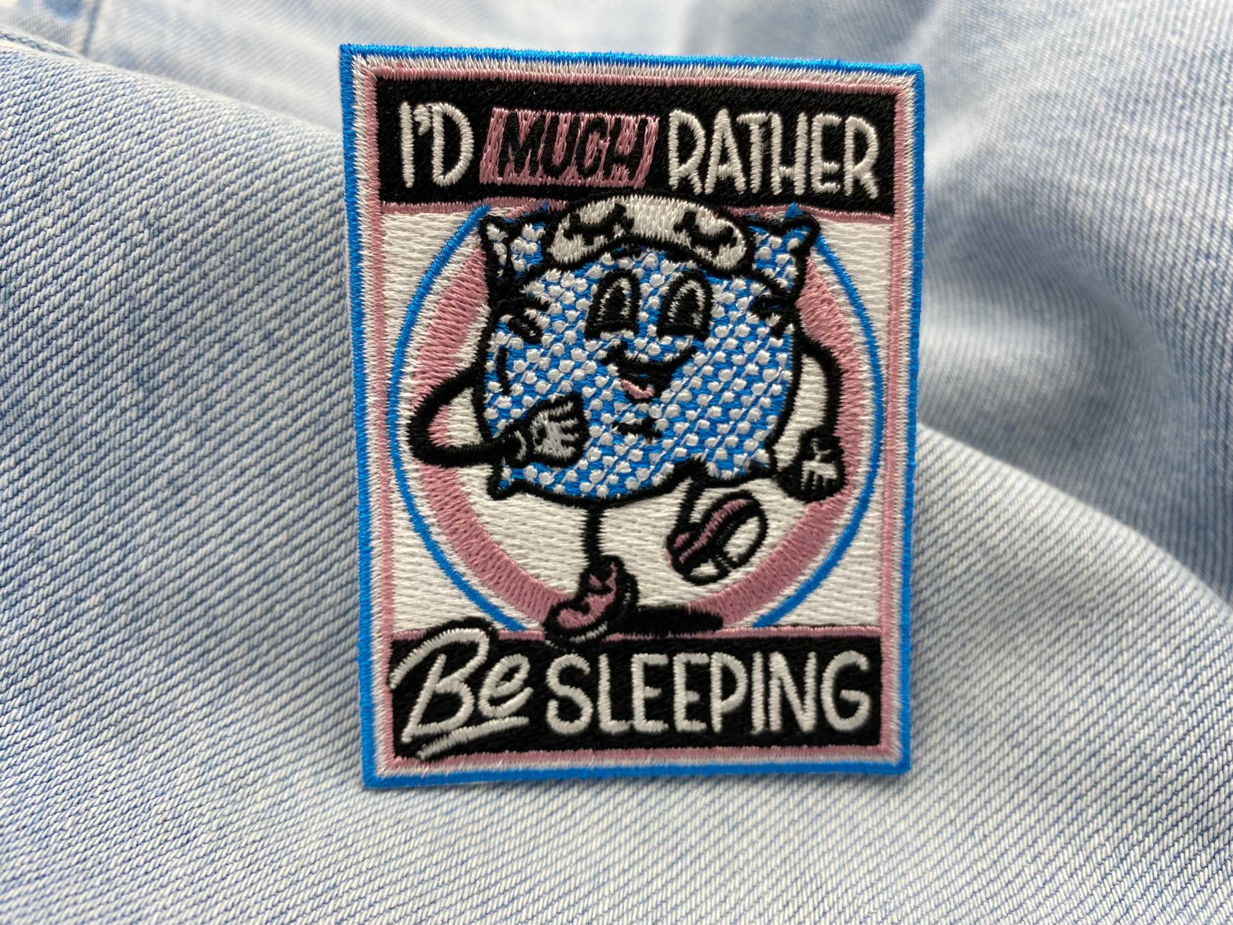 Schlafmütze Patch auf hellblauer Jeans