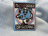 Schlafmütze Patch auf hellblauer Jeans
