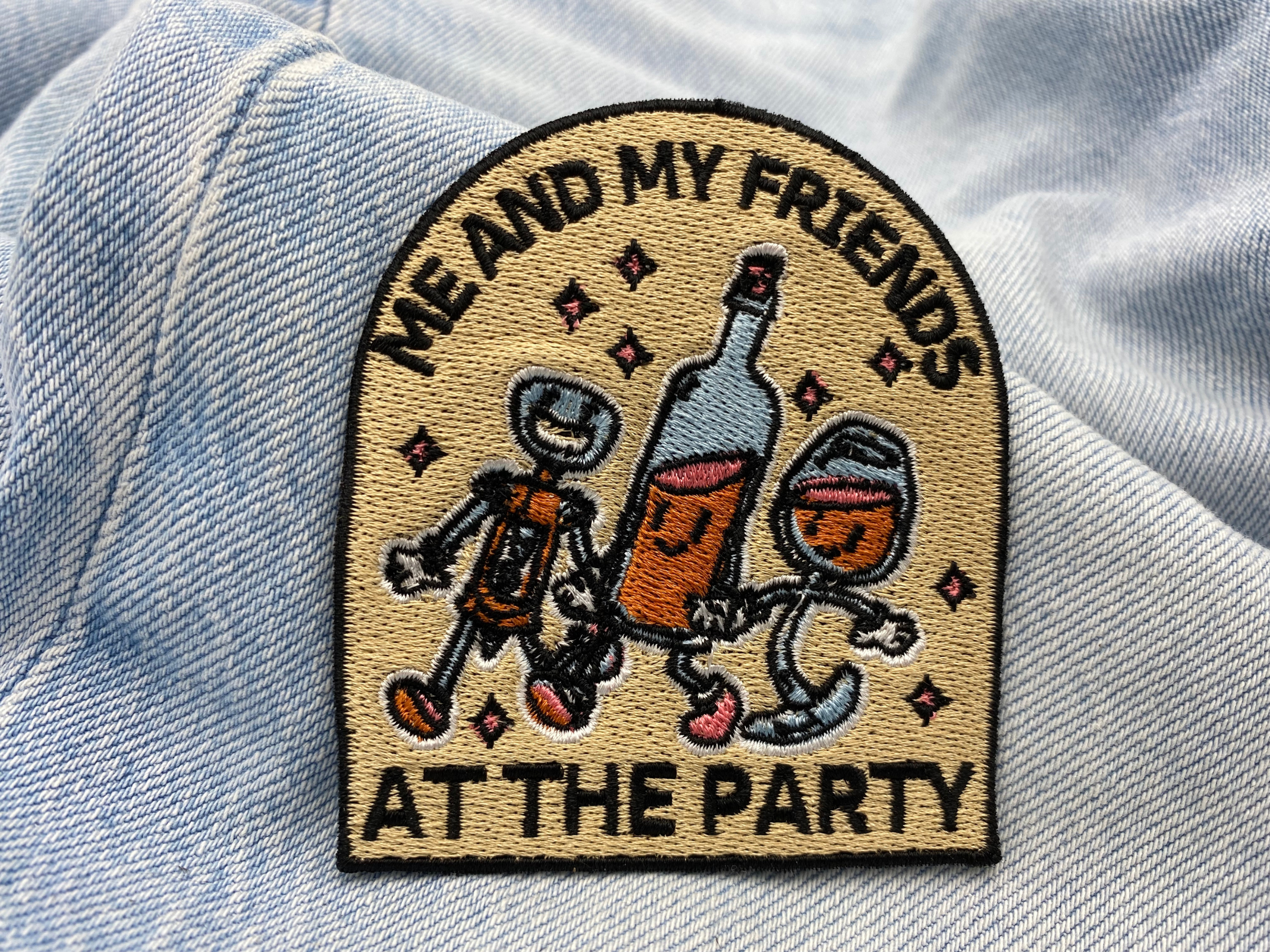 Party Patch auf hellblauer Jeans