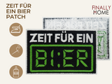 Vorder- und Rückseite des Patches, mit Bügelfolie. „Finally Home“ Logo und Nutzungsoptionen: Aufbügeln, Aufnähen, Aufkleben mit Textilkleber