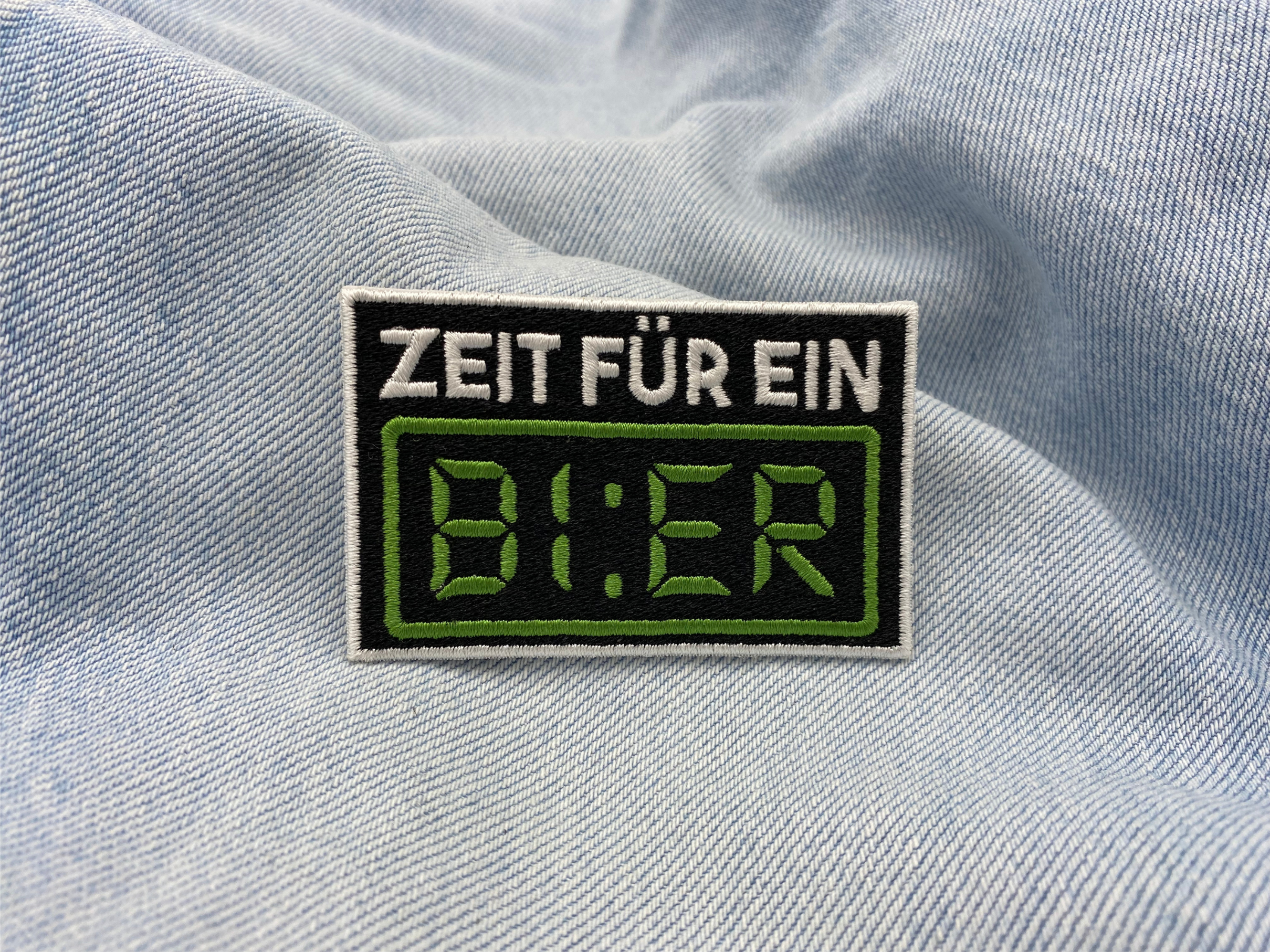 Zeit für ein Bier Patch auf hellblauer Jeans
