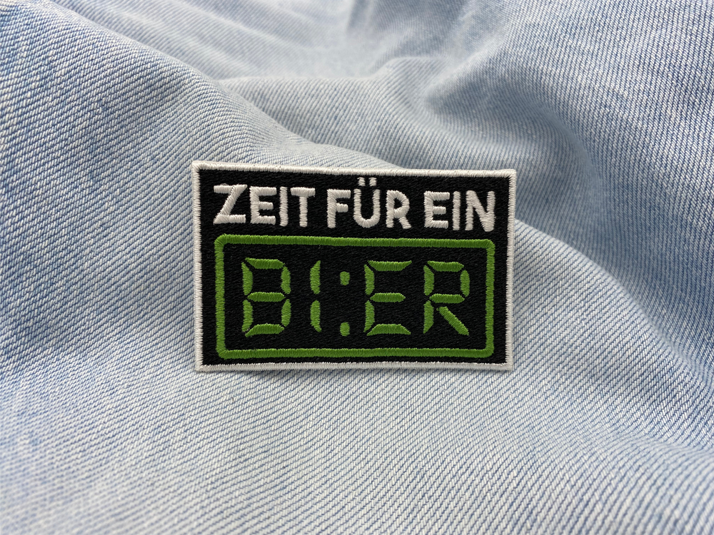 Zeit für ein Bier Patch auf hellblauer Jeans