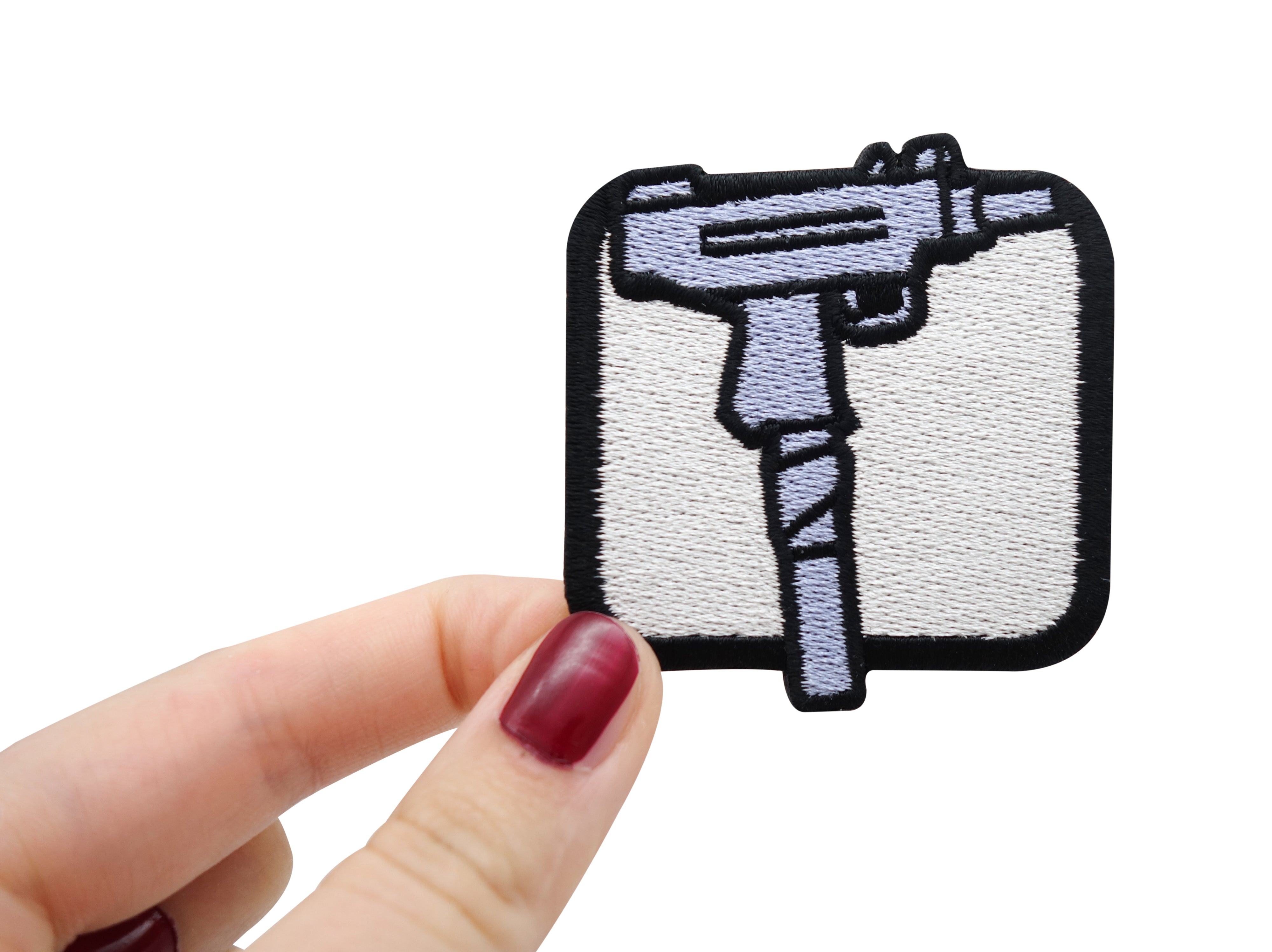 Frauenhand hält den Waffen Patch