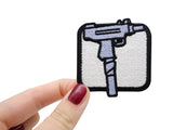 Frauenhand hält den Waffen Patch