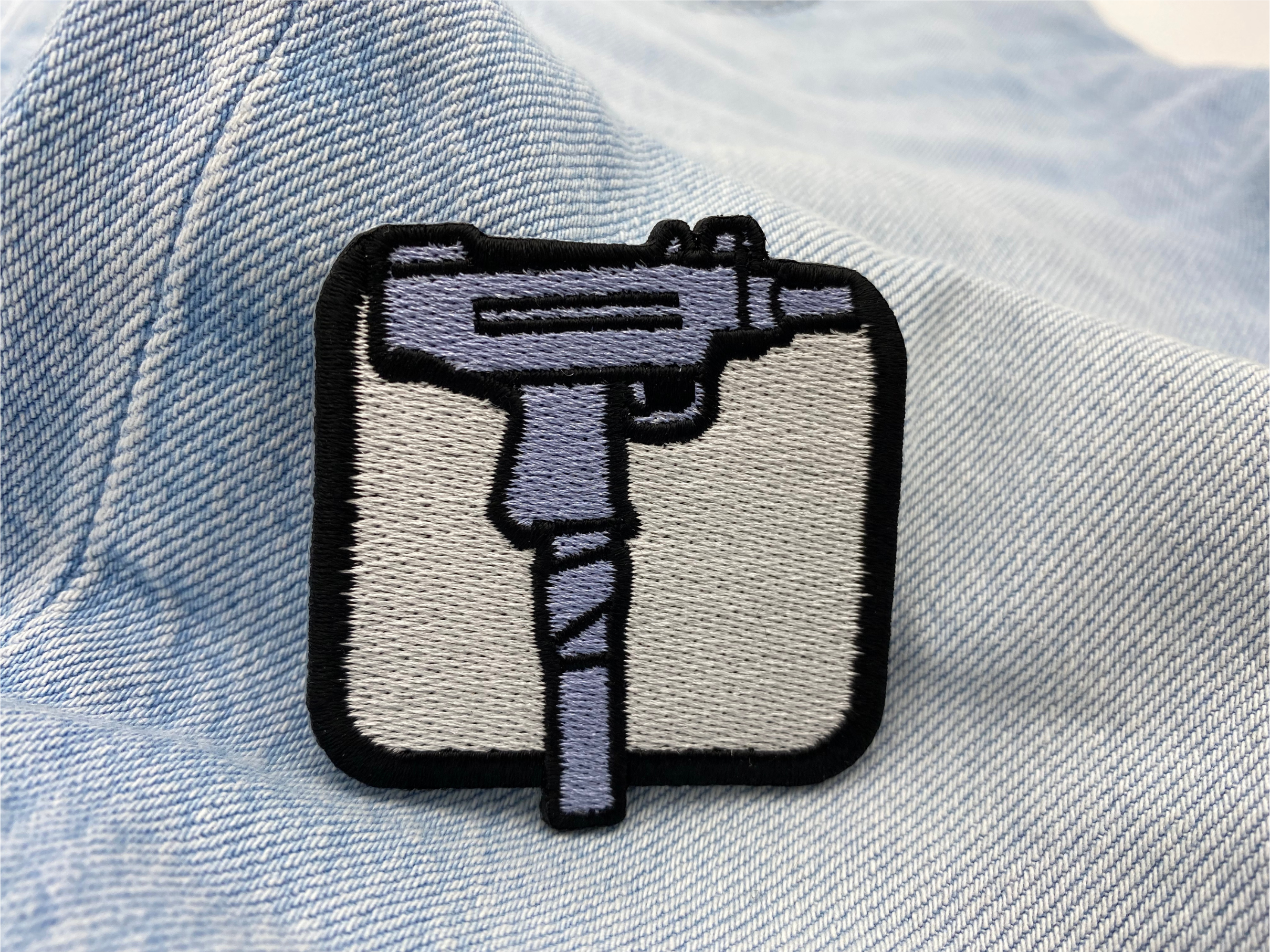 Waffen Patch auf blauer Jeans