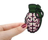 Frauenhand hält den Granate Patch