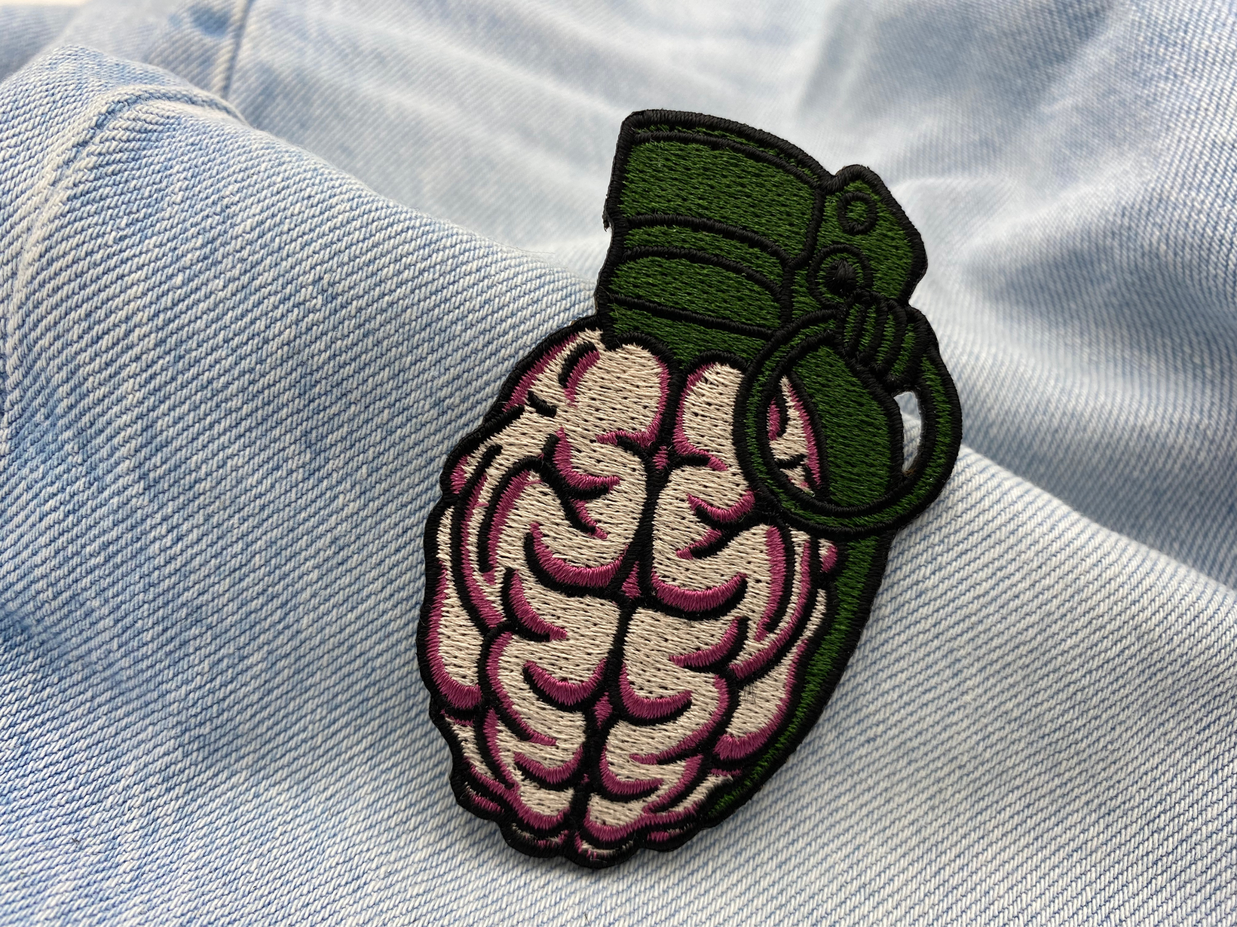 Granate Patch auf hellblauer Jeans