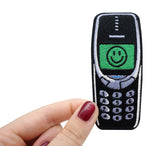 Frauenhand hält den Handy Patch