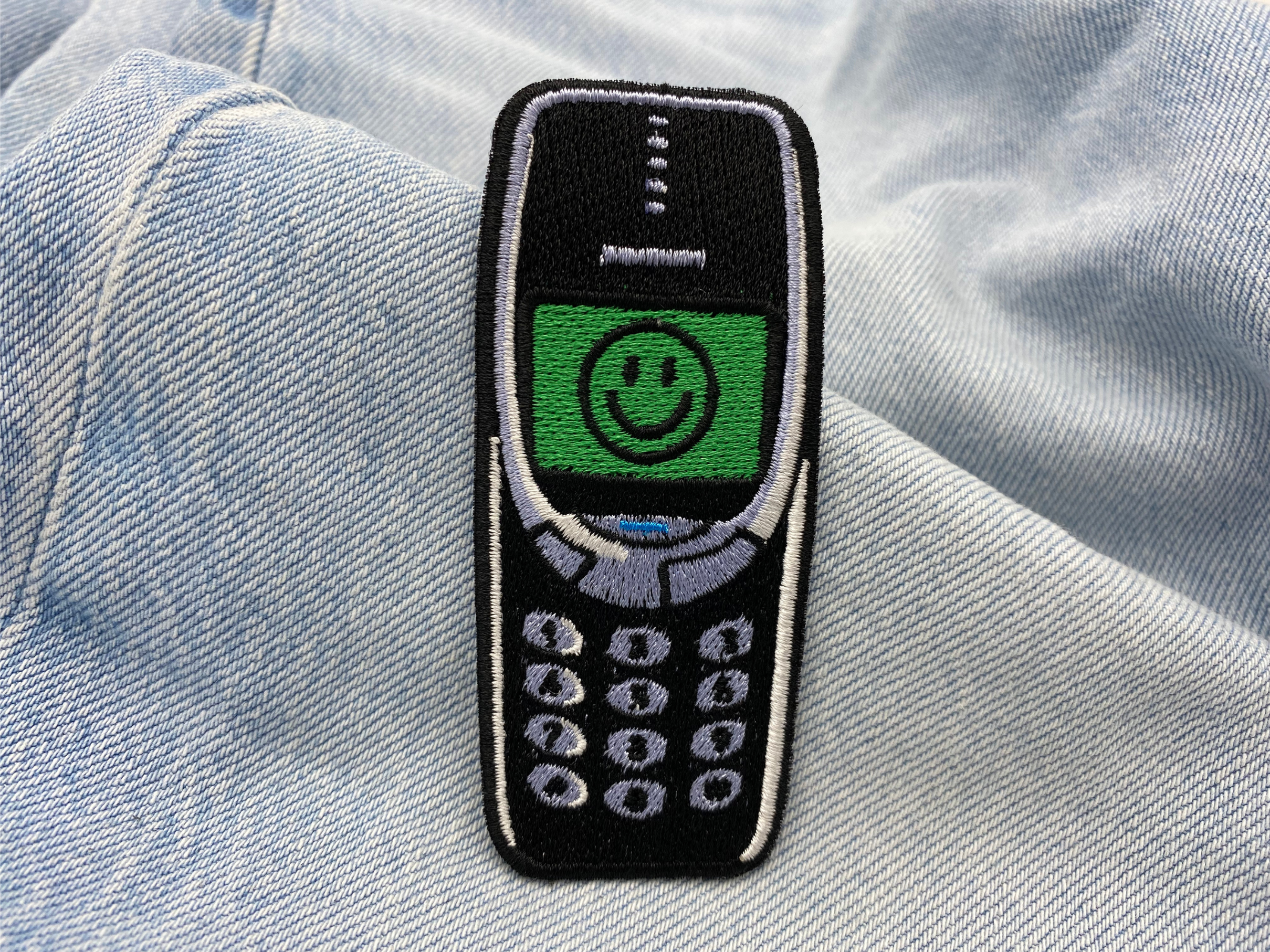 Handy Patch auf hellblauer Jeans