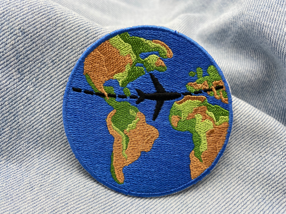 Weltreise Patch auf hellblauer Jeans