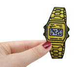 Frauenhand hält den Uhr Patch