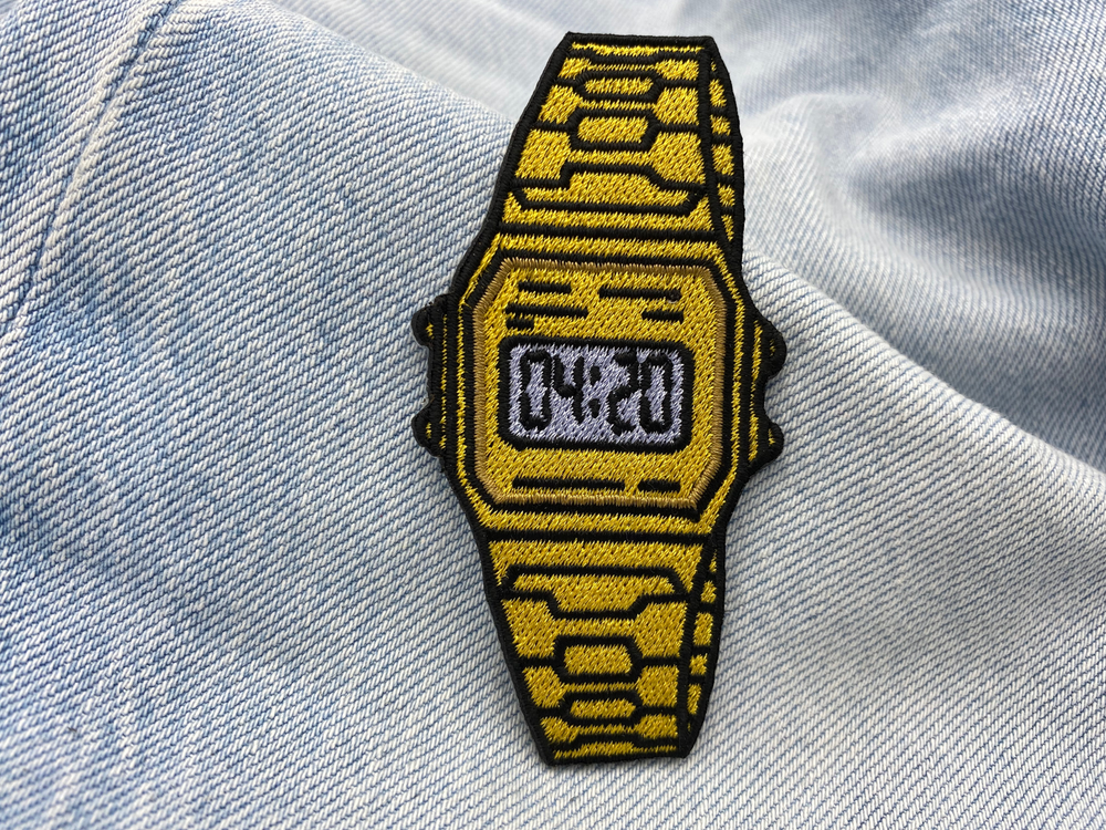Goldene Uhr Patch auf hellblauer Jeans