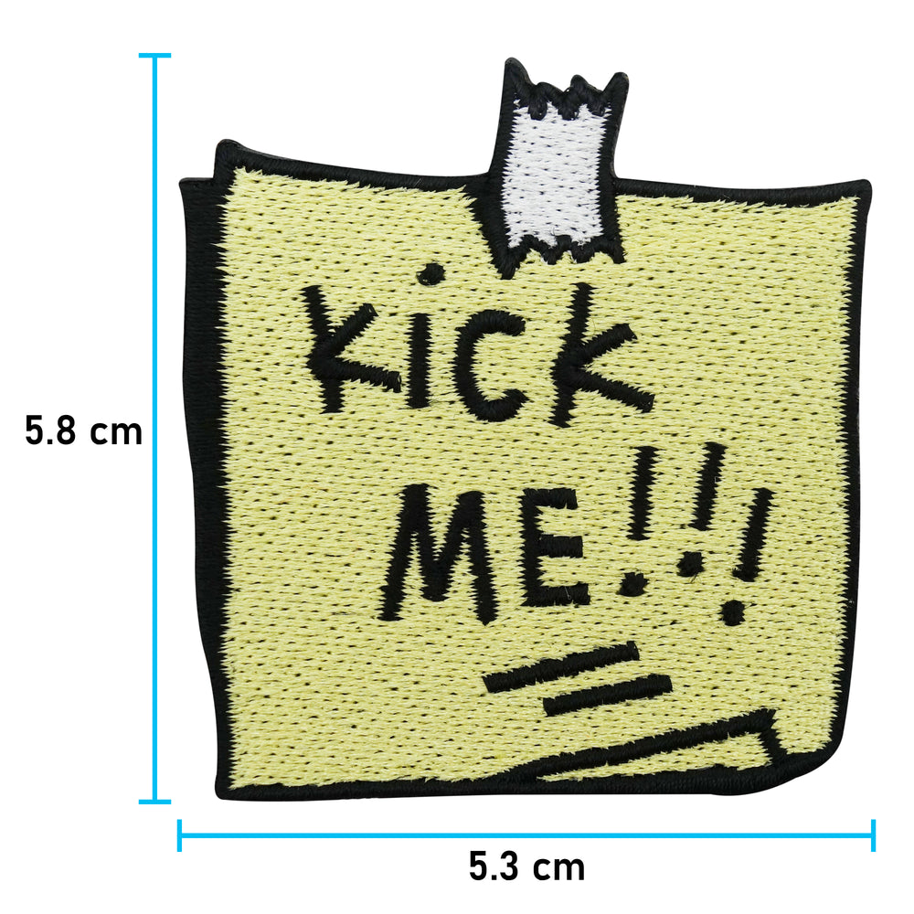 Kick Me Patch mit der Maße: 5,8 x 5,3 cm