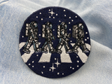 Astronauten Patch auf hellblauer Jeans