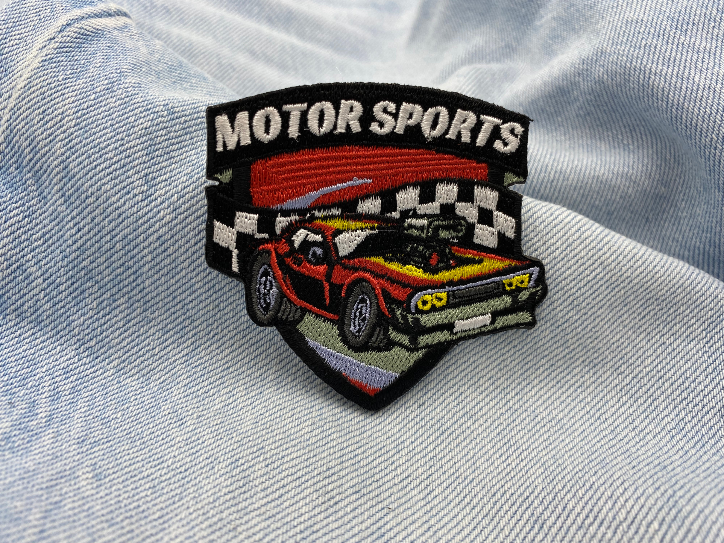 Motorsport Patch auf hellblauer Jeans