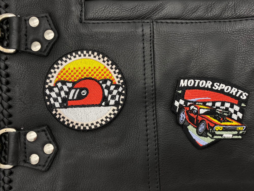 Motorsport Patch auf schwarzer Lederjacke aufgebügelt