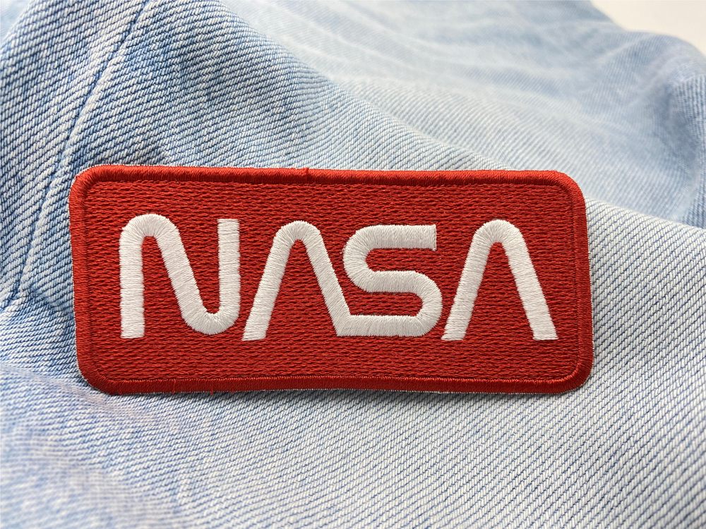 NASA Patch auf hellblauer Jeans
