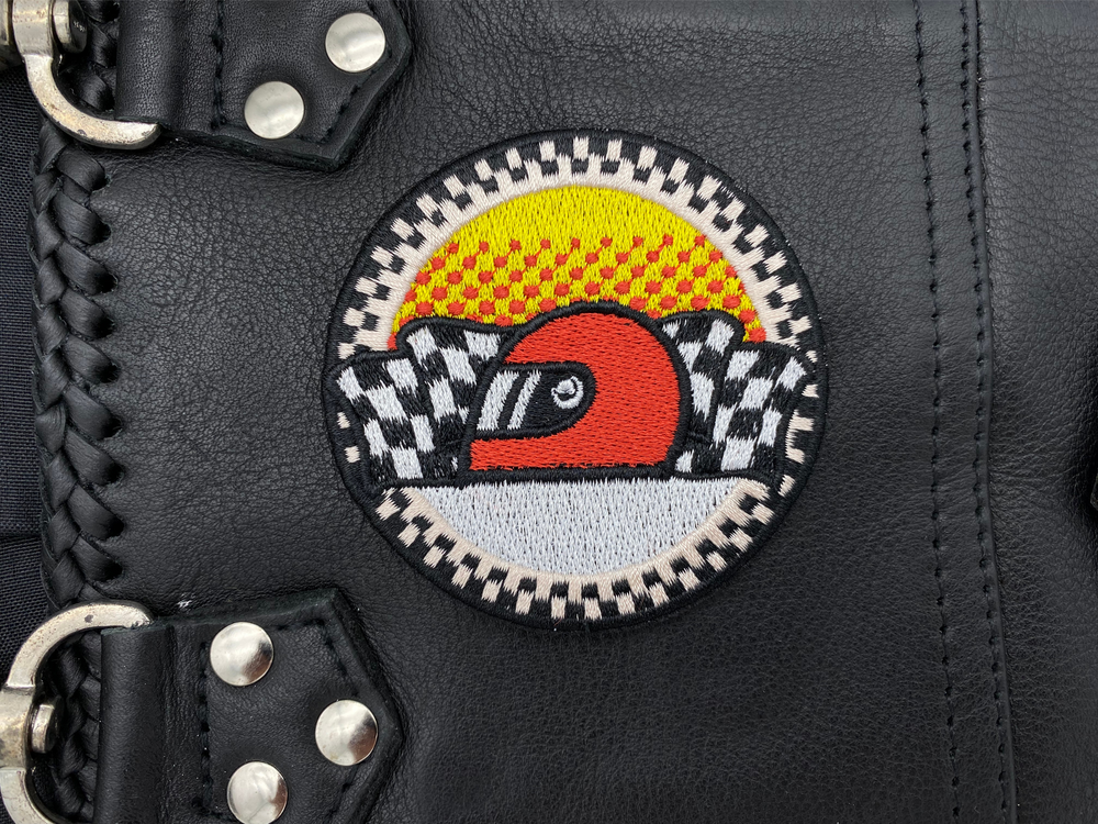 Helm Patch auf schwarzer Lederjacke aufgebügelt