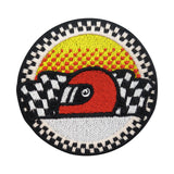Schwarz-roter Motorsport Helm mit Zielflagge Patch 
