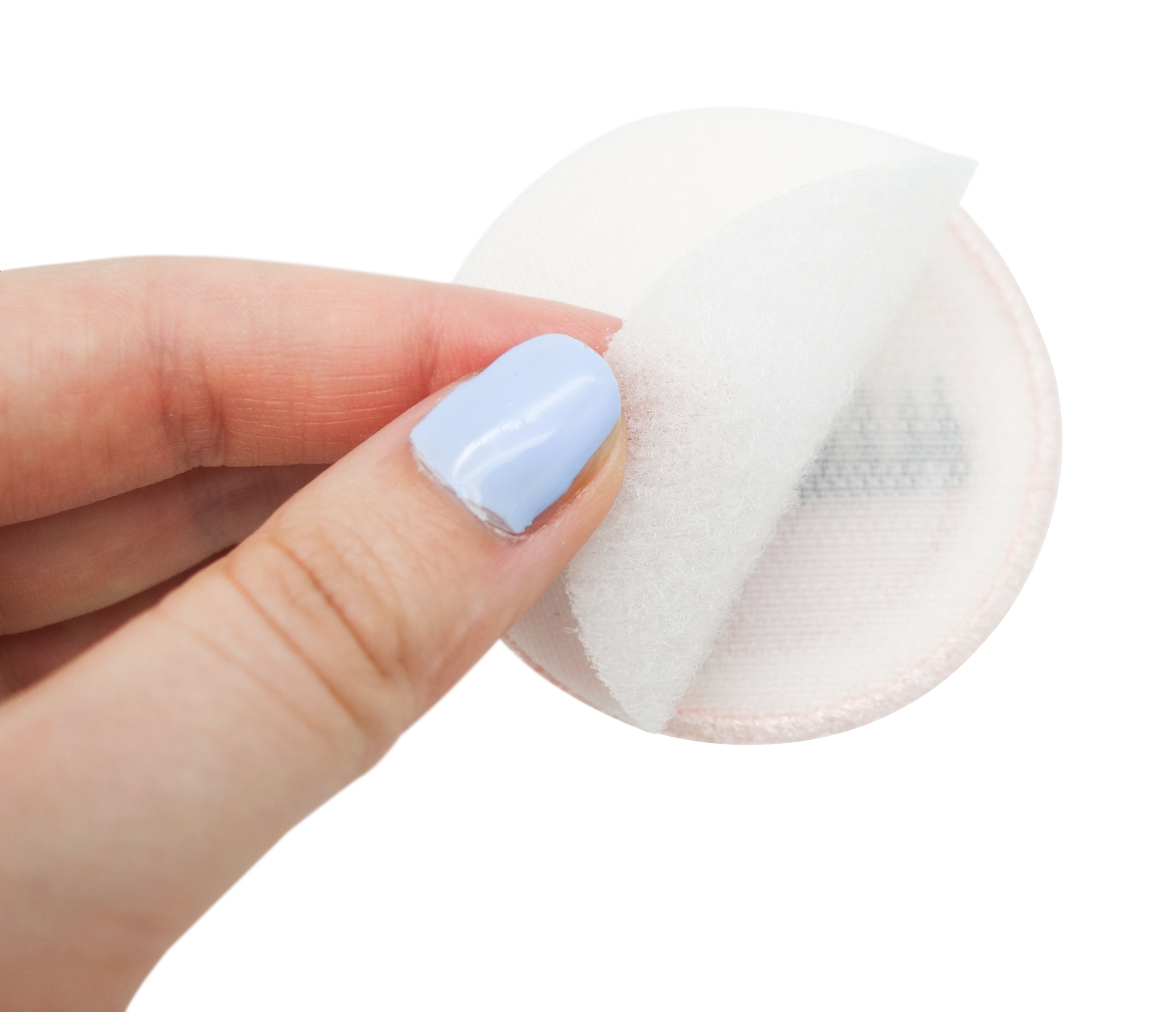 Frauenhand hält den Klettpatch mit extra Klettfläche 