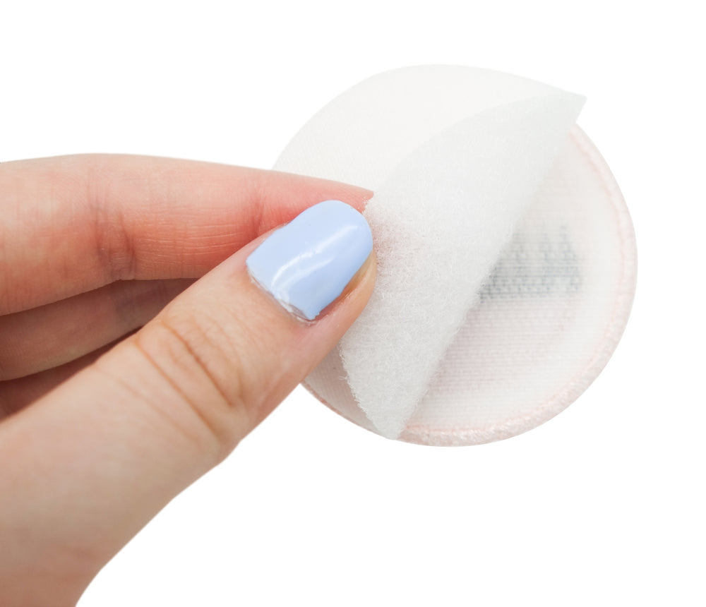 Frauenhand hält den Klettpatch mit extra Klettfläche 