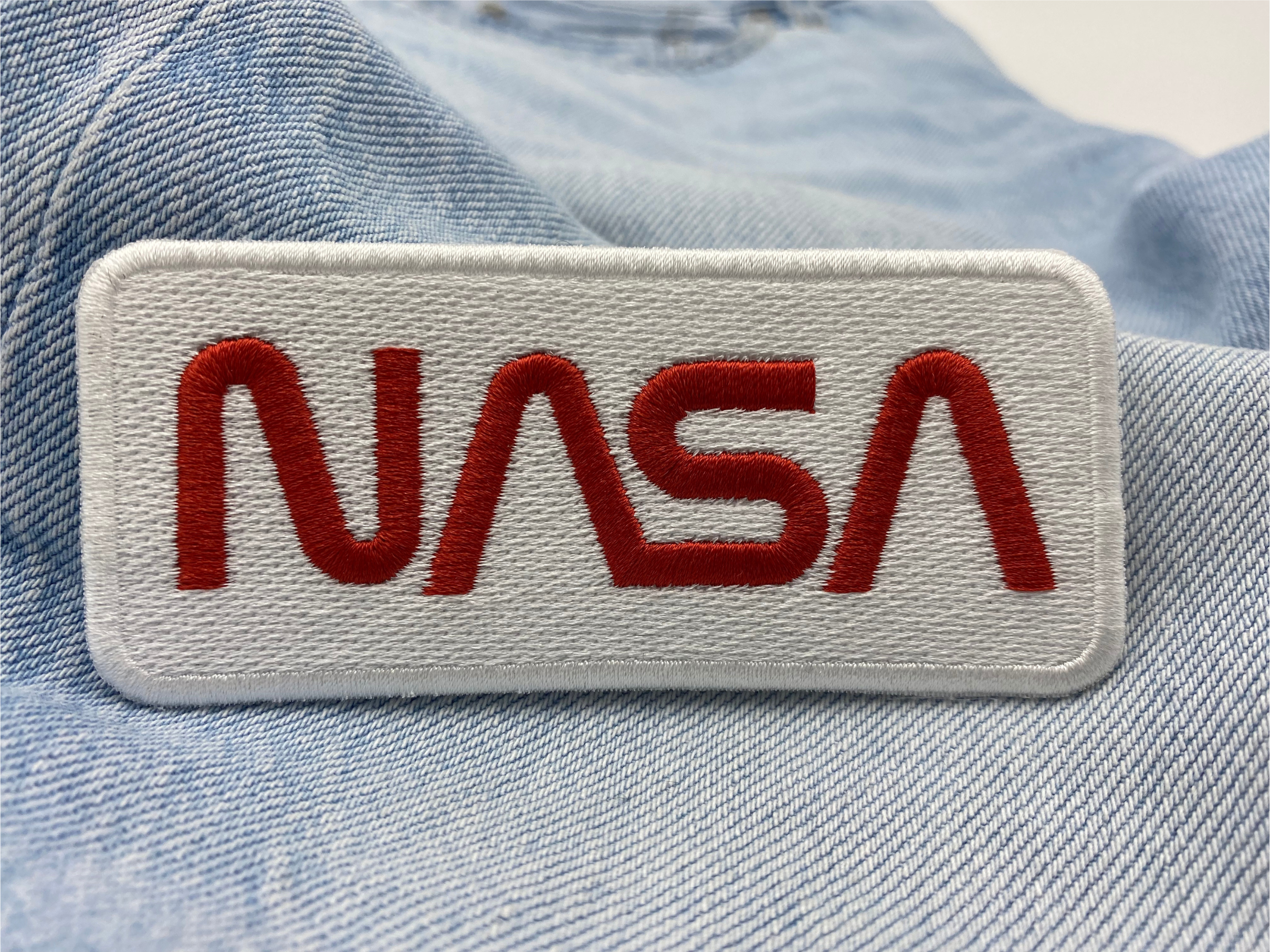 NASA Patch auf hellblauer Jeans