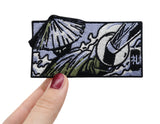 Frauenhand hält den Samurai Patch