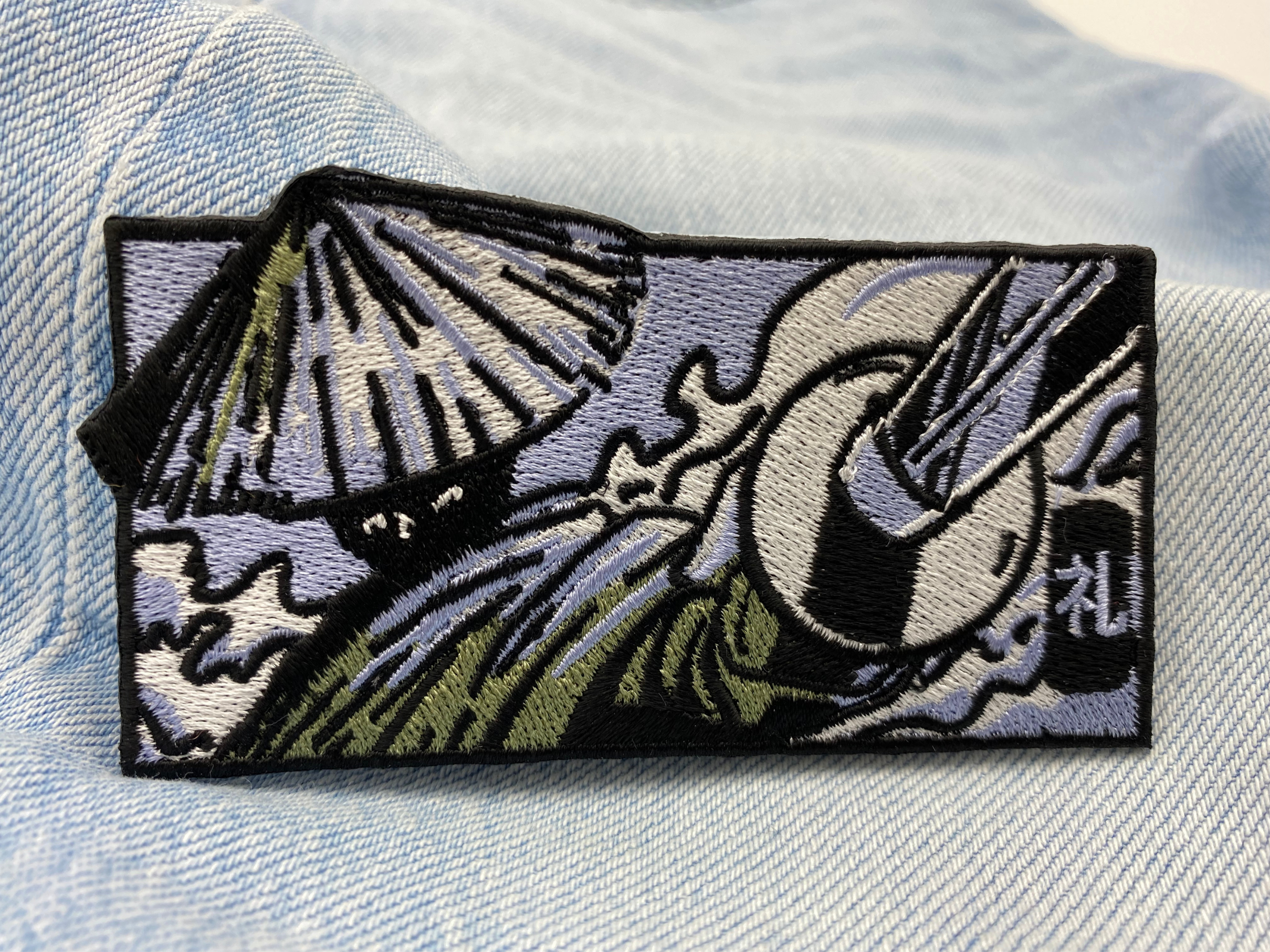 Samurai Patch auf hellblauer Jeans
