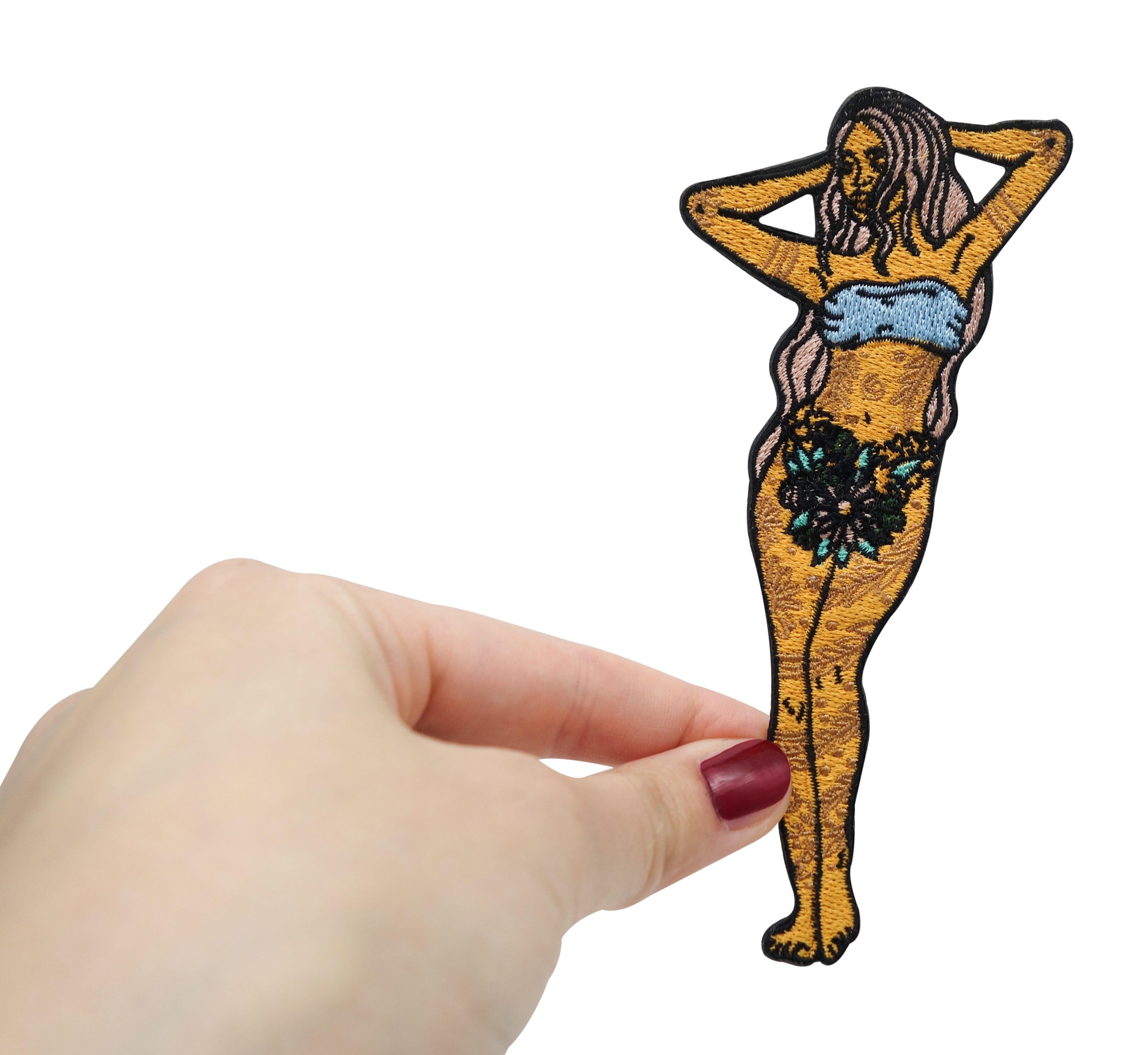 Frauenhand hält den Frau mit Tattoos Patch