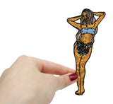 Frauenhand hält den Frau mit Tattoos Patch