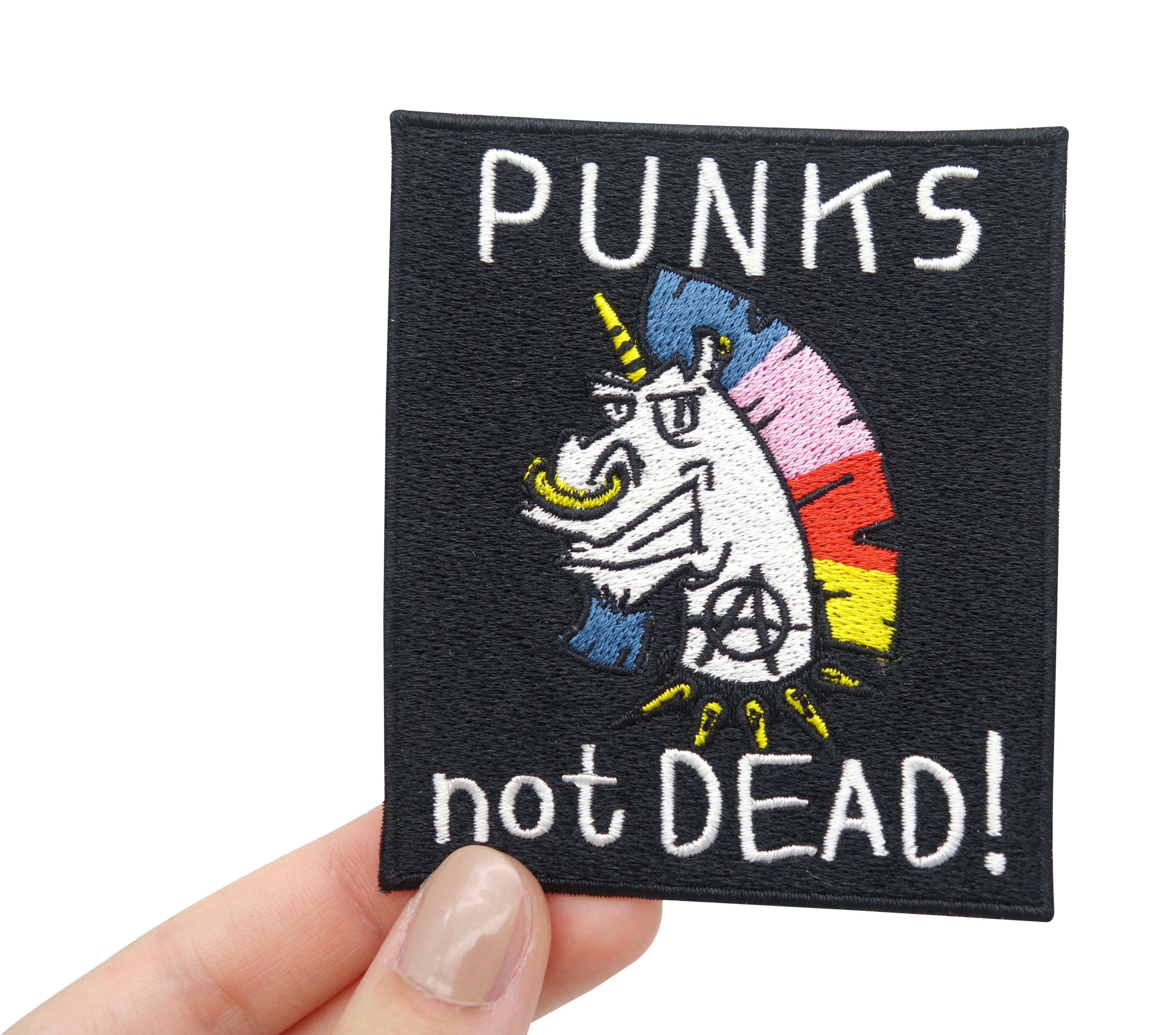 Frauenhand hält den Punk Einhorn Patch