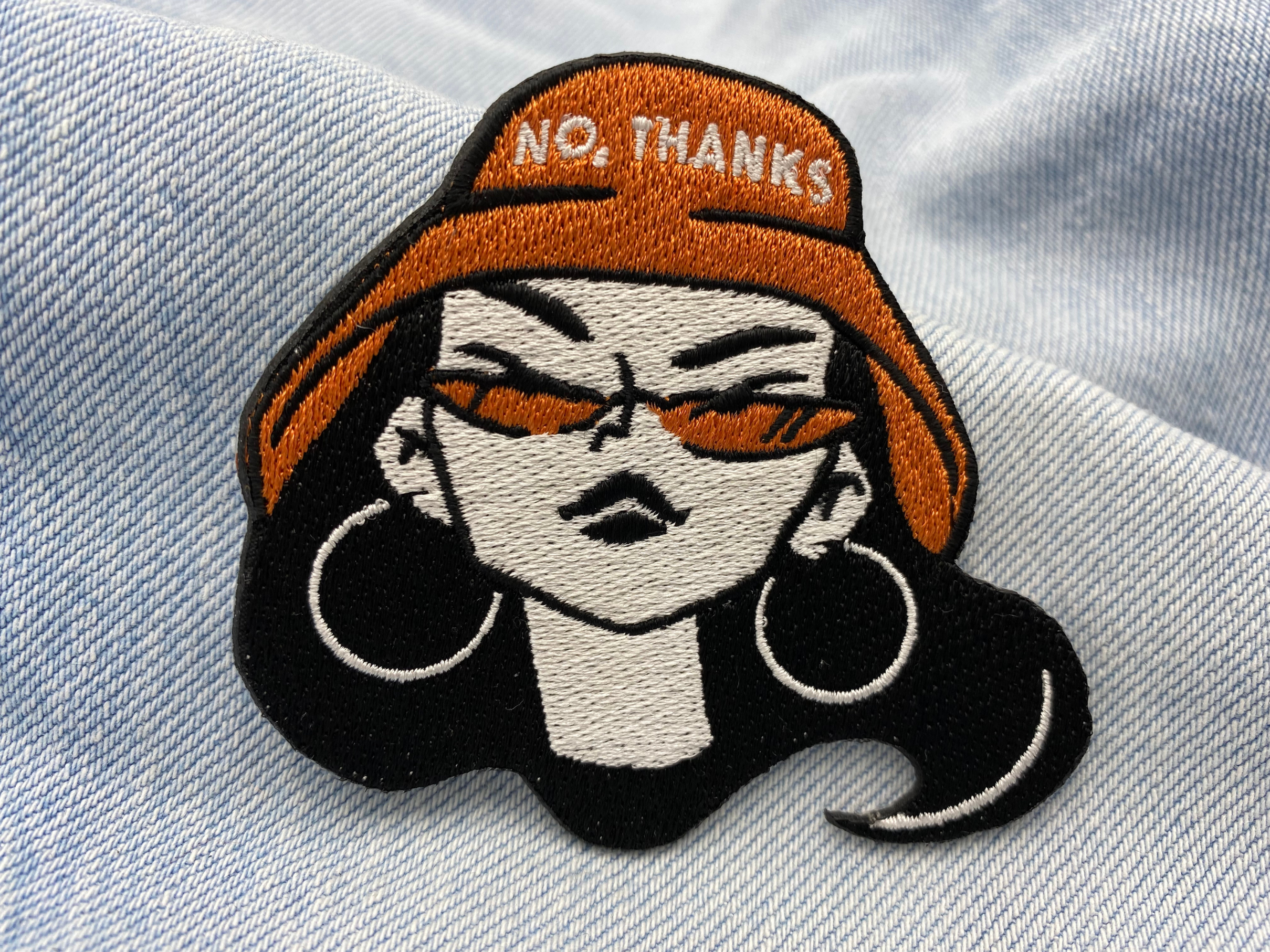 Bucket Hat Girl Patch auf hellblauer Jeans