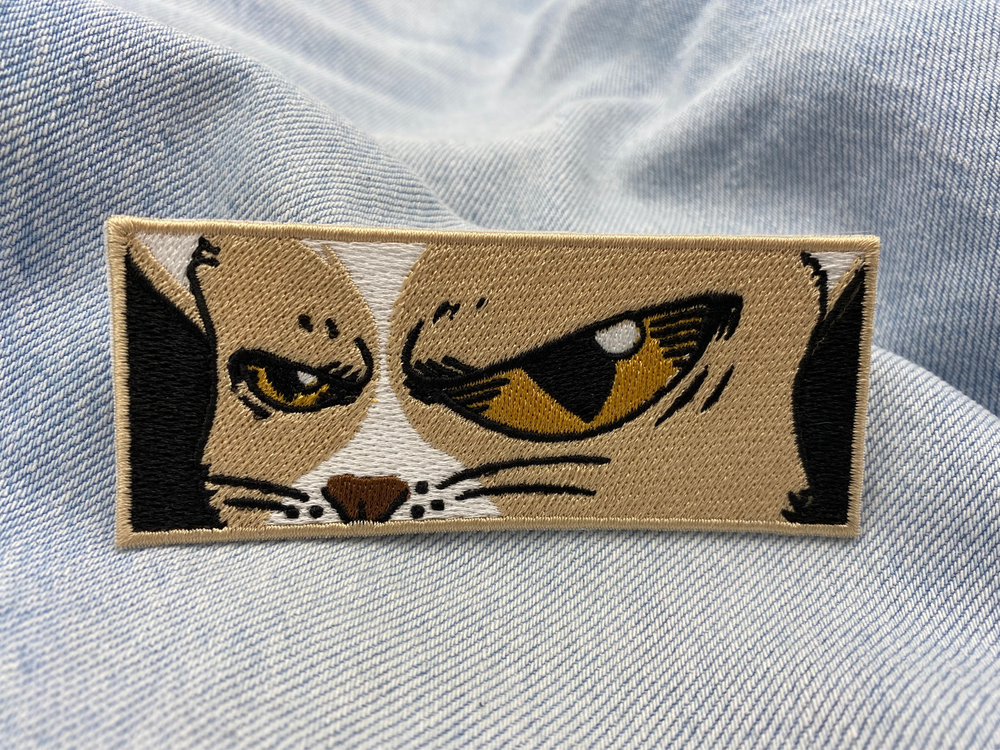 Anime Katze Patch auf hellblauer Jeans