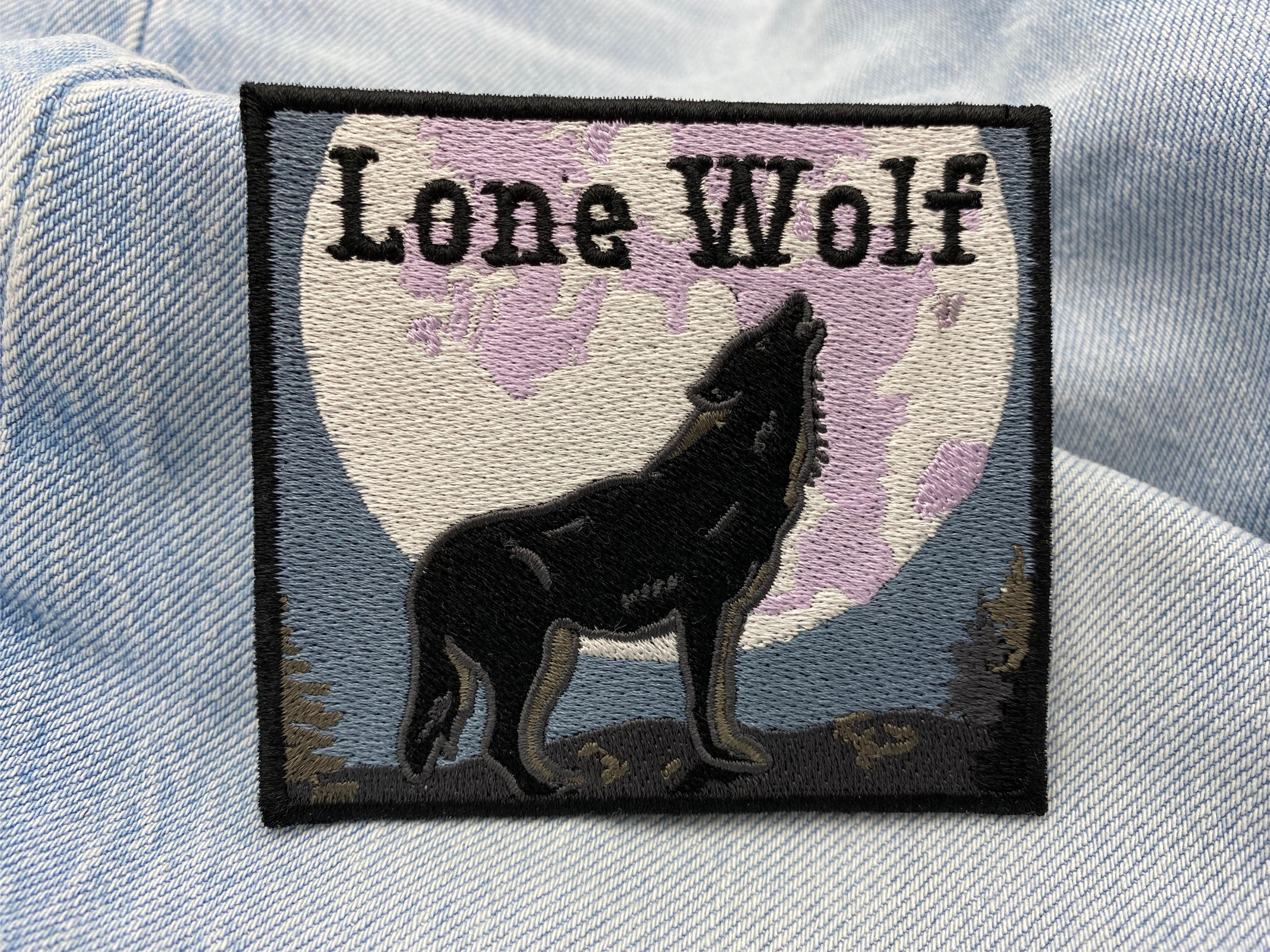 Lone Wolf Patch auf hellblauer Jeans