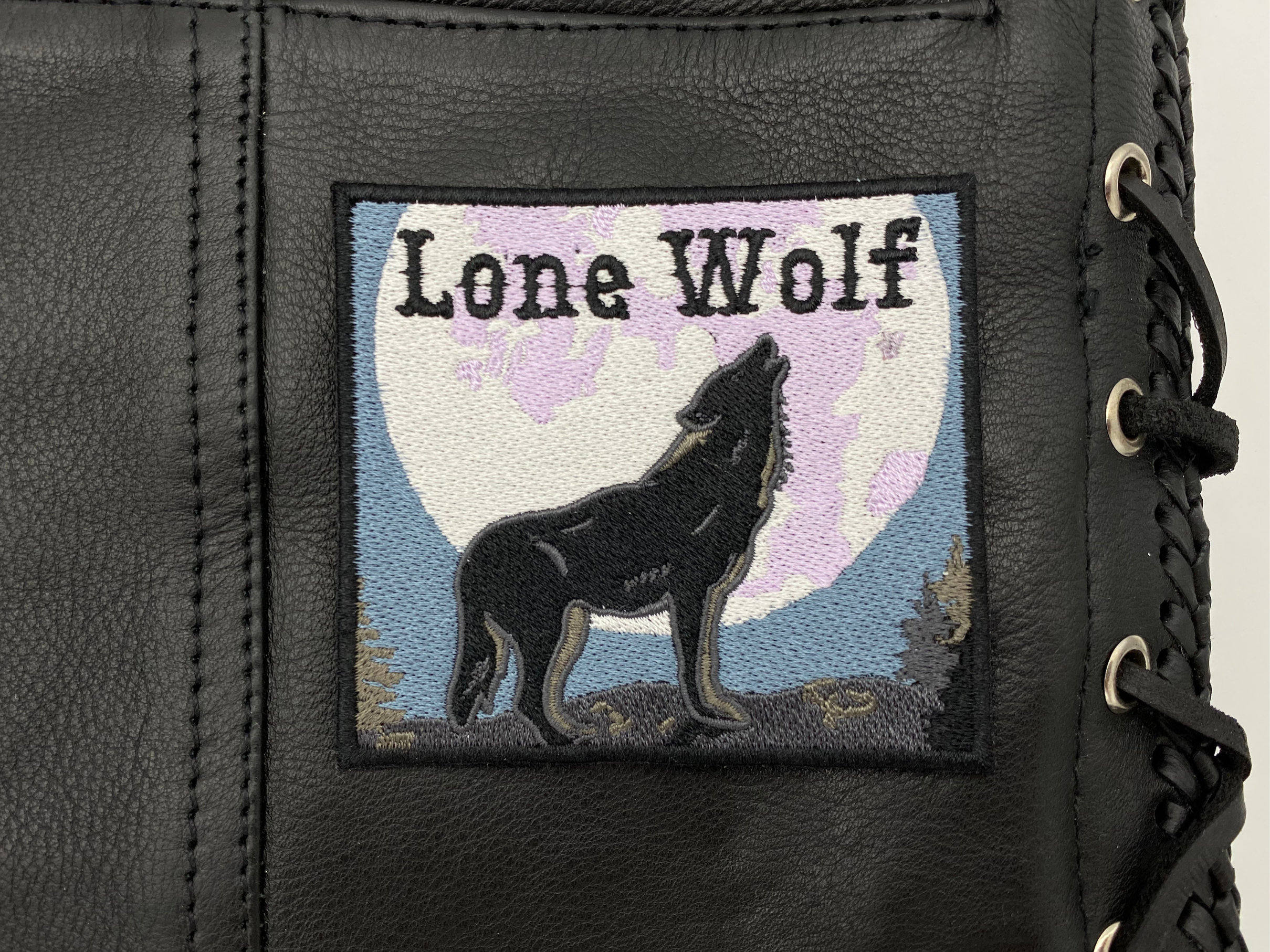Lone Wolf Patch auf schwarzer Motorradjacke aufgebügelt