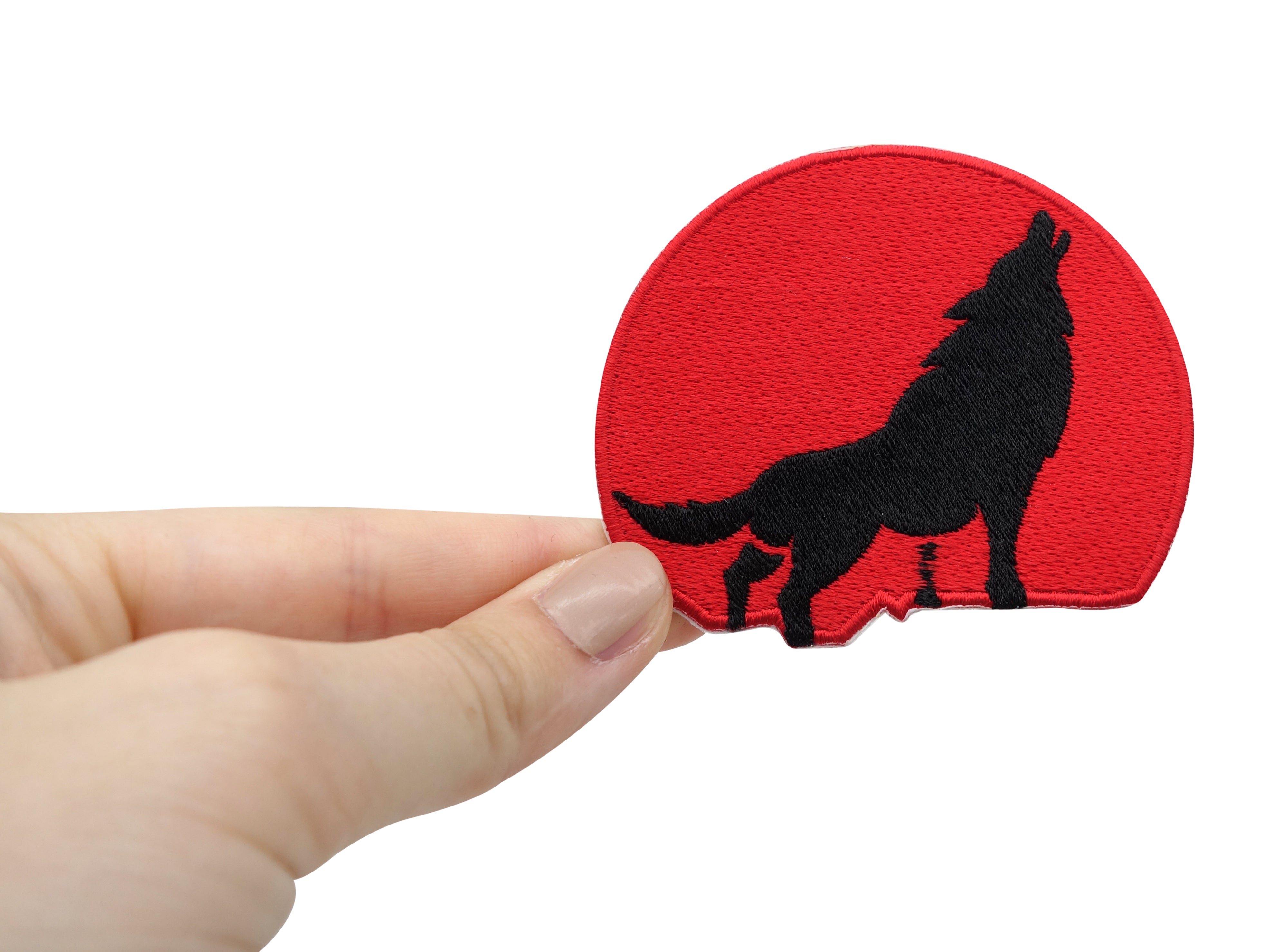 Wolf Patch gehalten von einer Frauenhand