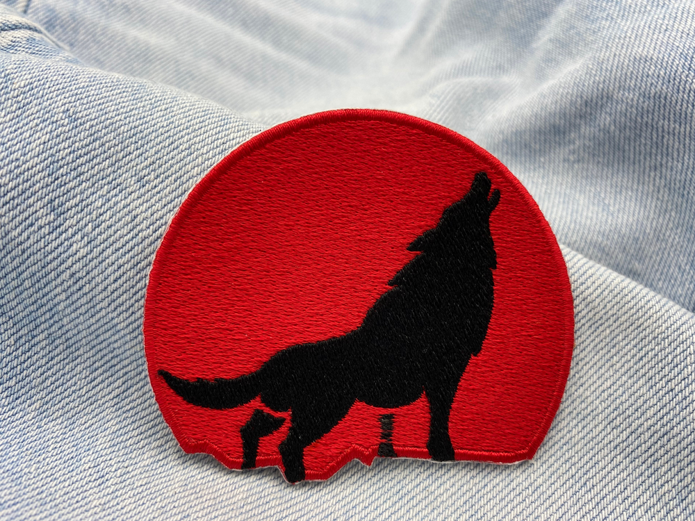 Roter Mond Wolf Patch auf hellblauer Jeans