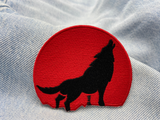 Roter Mond Wolf Patch auf hellblauer Jeans