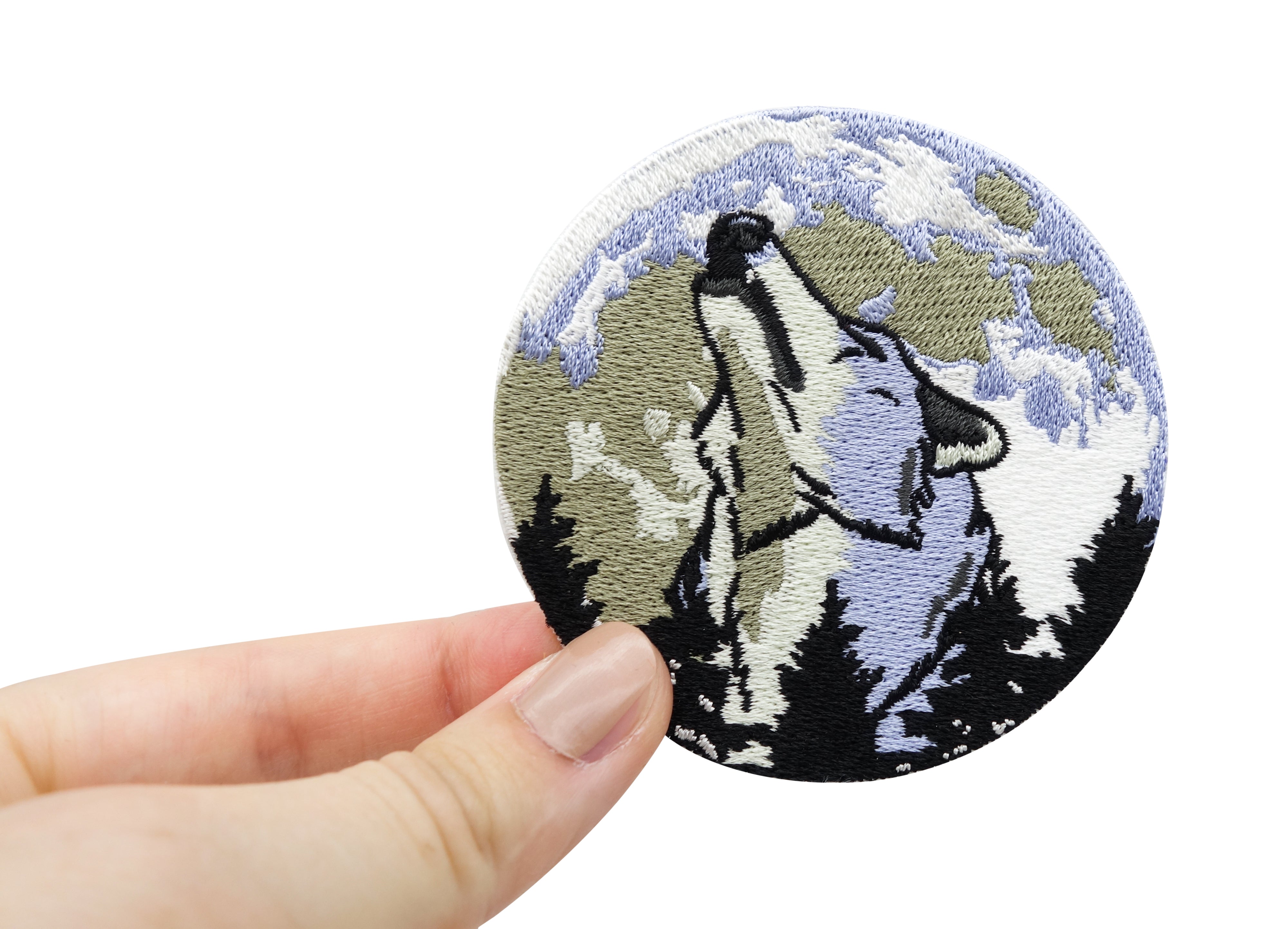 Frauenhand hält den Wolf im Vollmond Patch