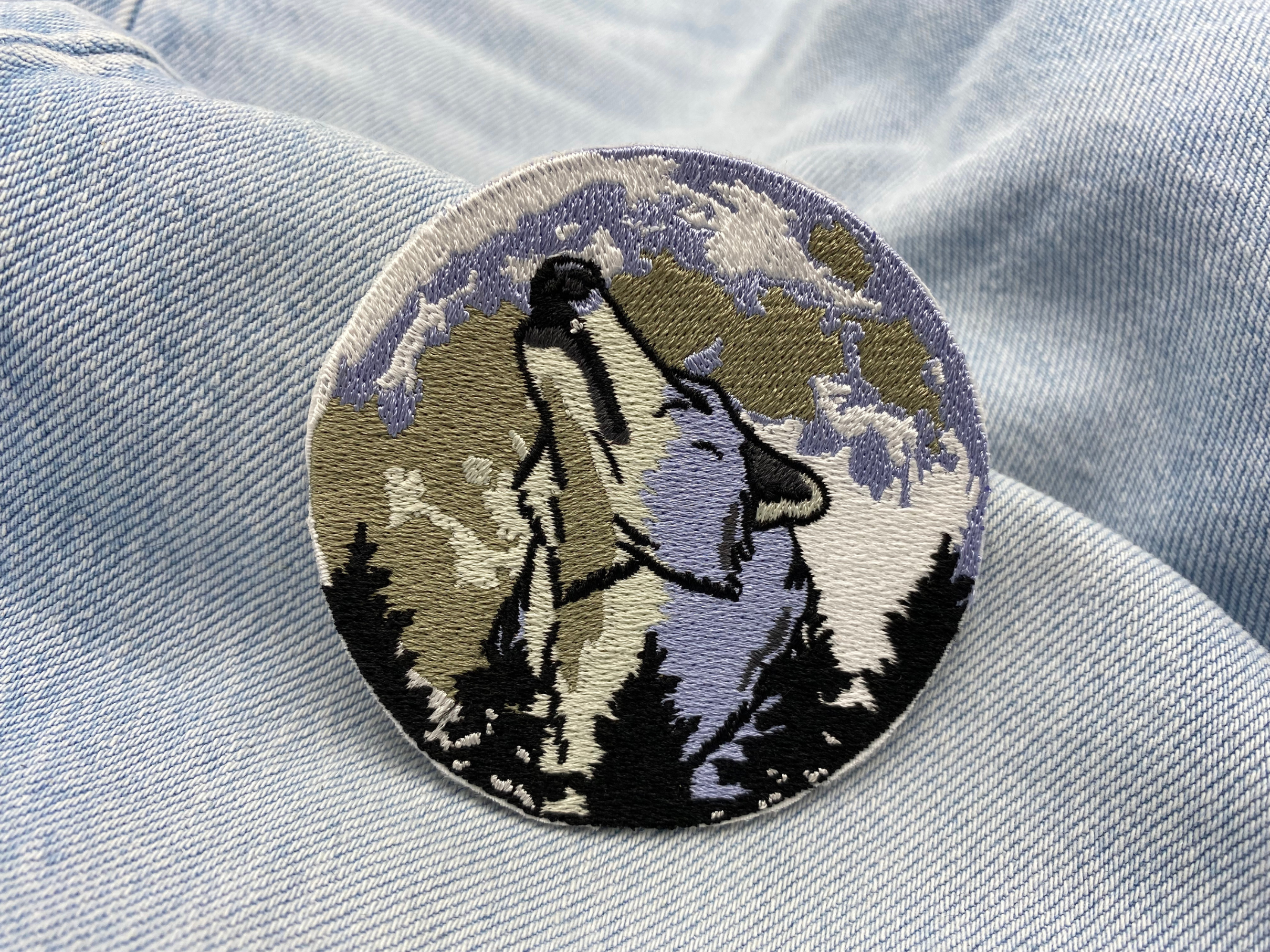 Wolf im Vollmond Patch auf hellblauer Jeans