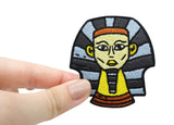 Pharao Kopf Patch gehalten von einer Frauenhand