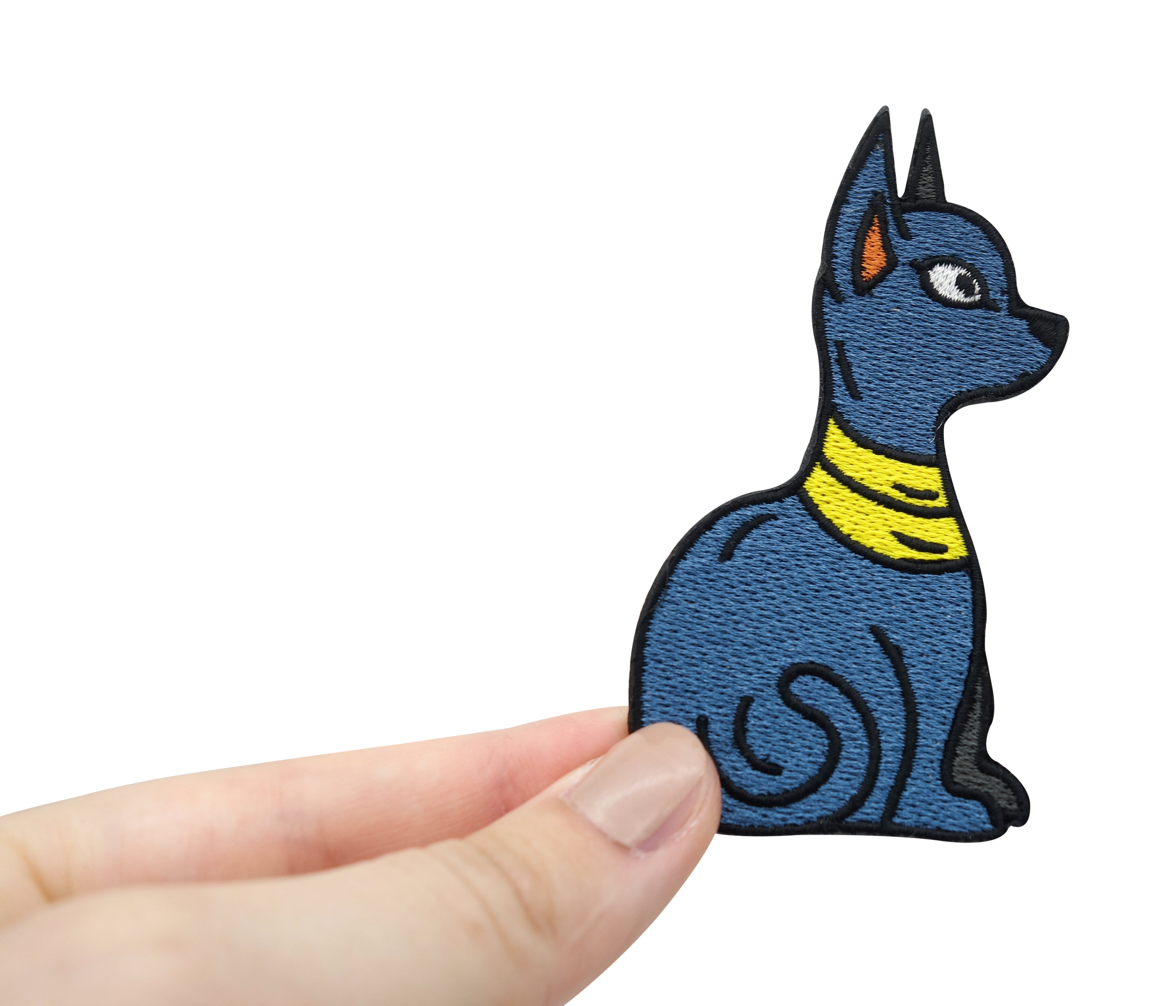 Frauenhand hält den ägyptische Katze Patch
