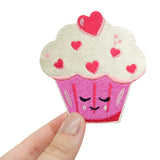 Sweet Cupcake Patch gehalten von einer Frauenhand