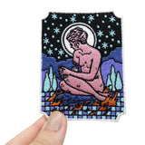Frauenhand hält den Frauenstatue Patch