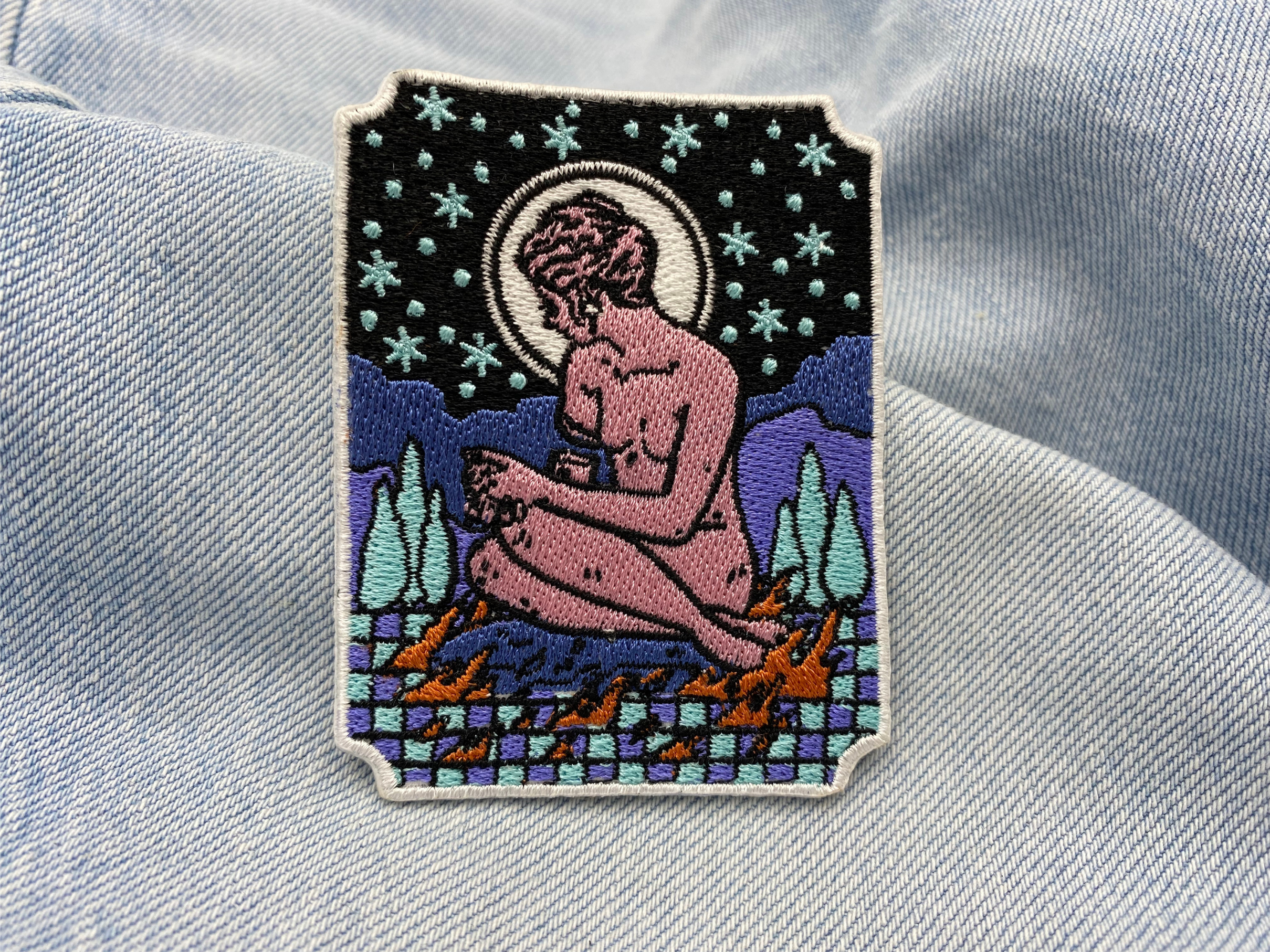 Frauenstatue Patch auf hellblauer Jeans