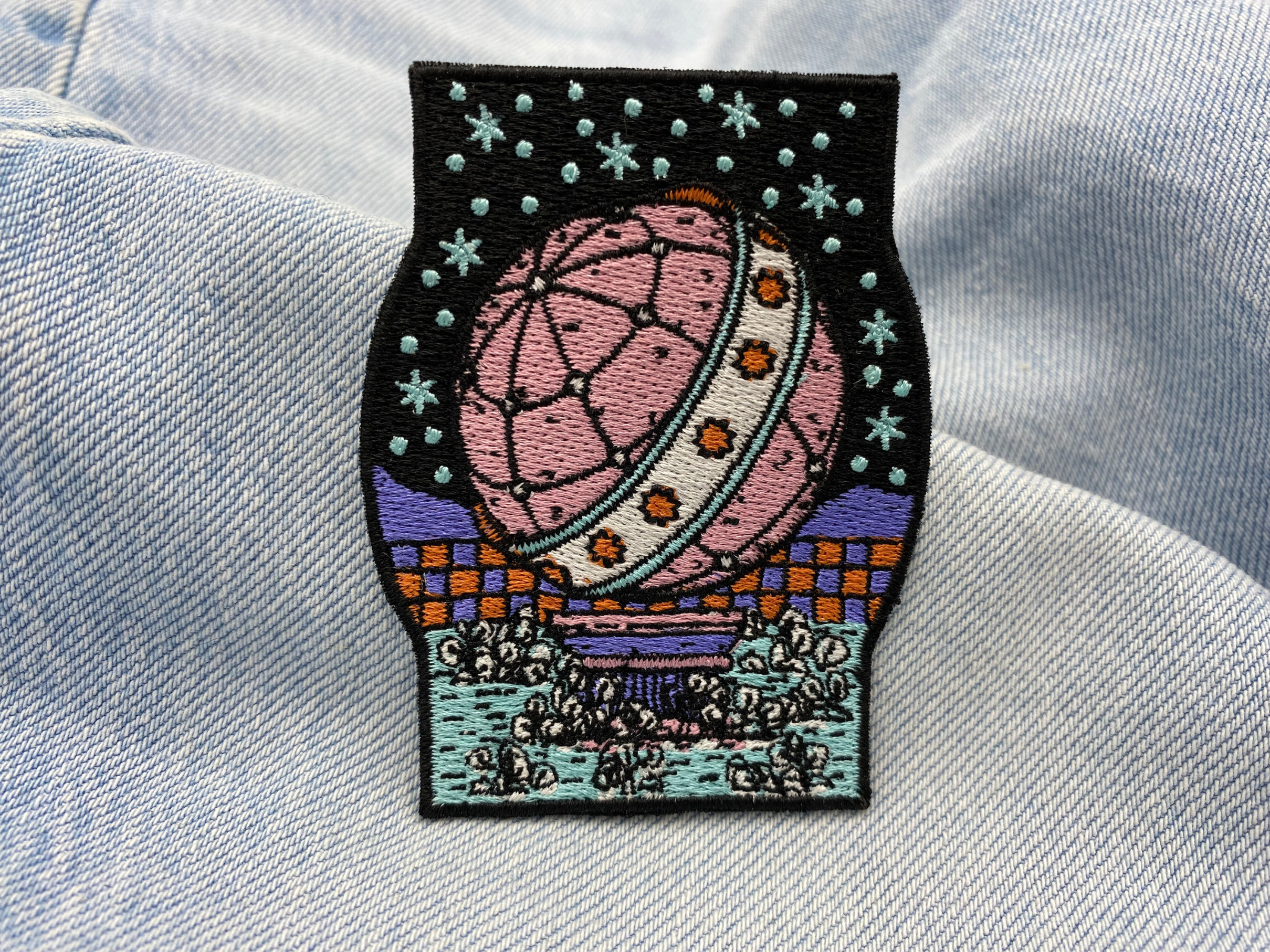 Rebirth of the World Patch auf hellblauer Jeans